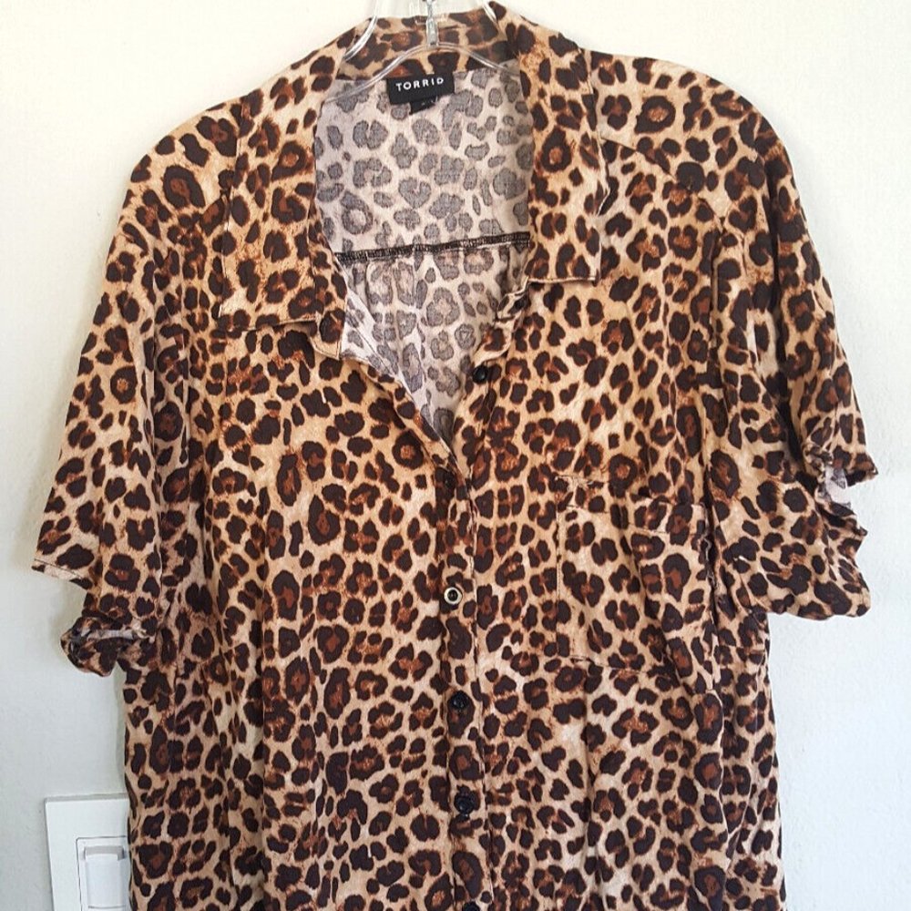 TORRID ANIMAL PRINT SHIRT S/S Sz Torrid 2 18/20 Button Down
